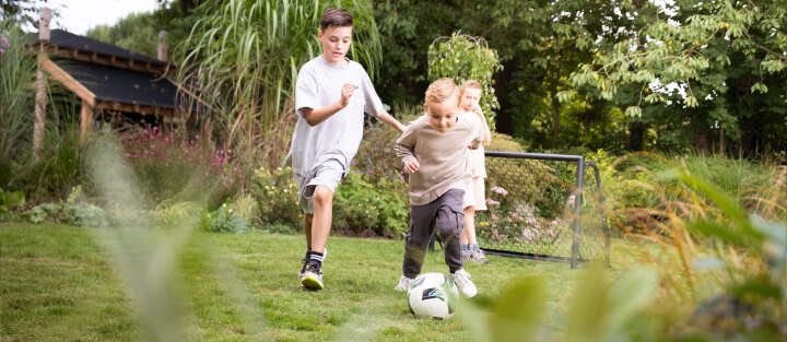 Kinder spielen mit den Ball 1700x740